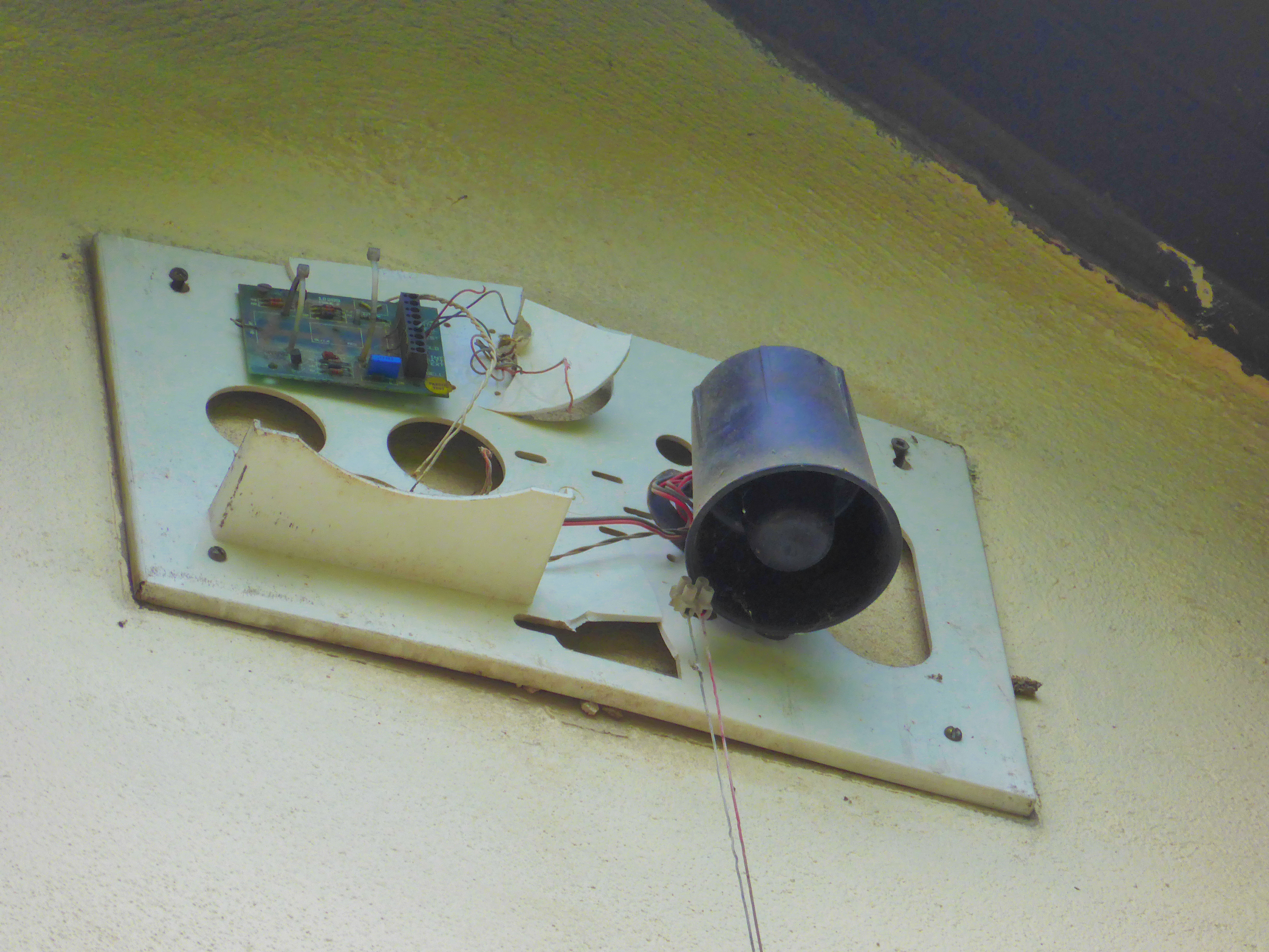 Technicien réglant une caméra de vidéosurveillance sur site